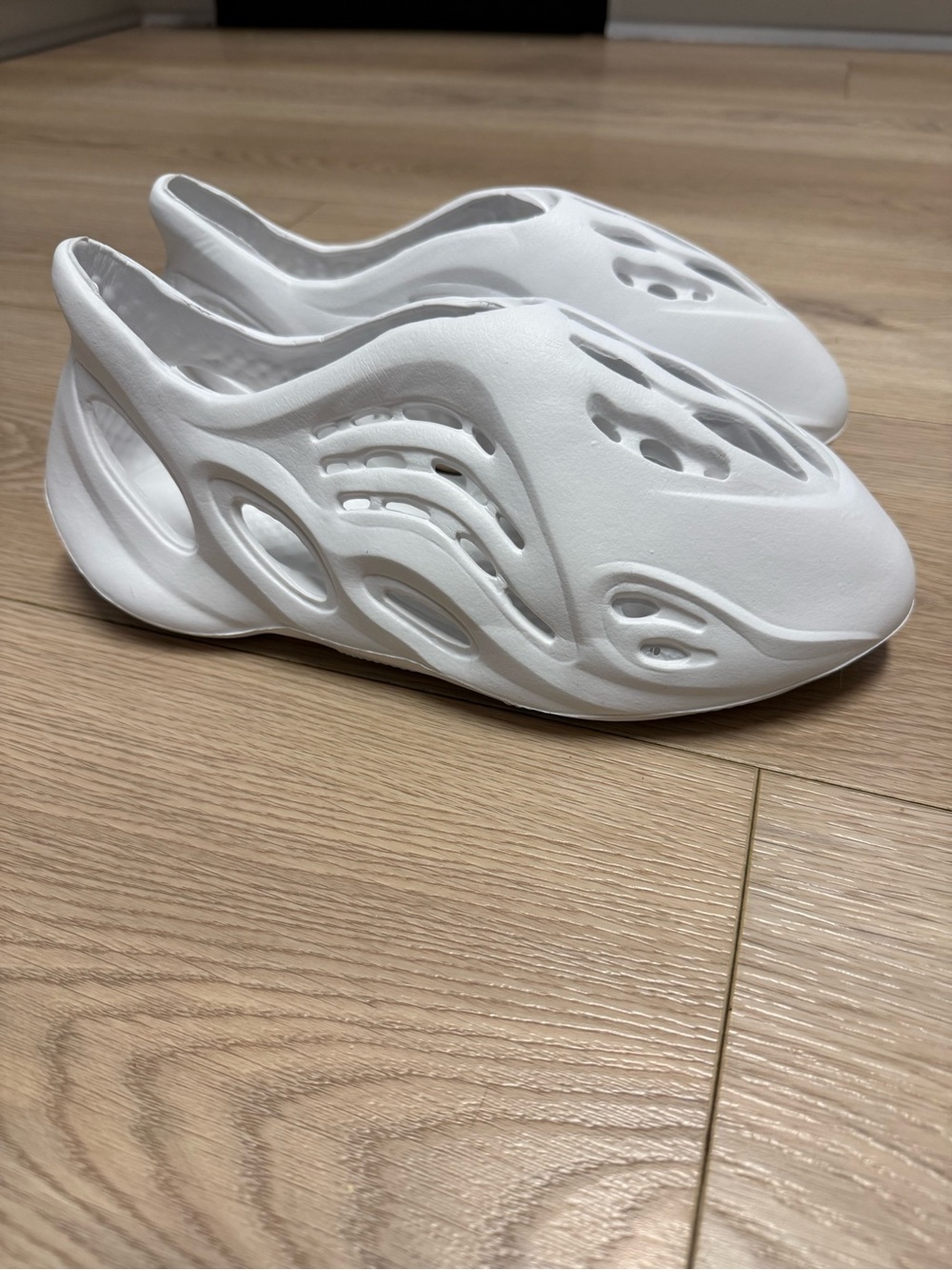 Women's Foam Runners Slip-On Shoes in White size 40